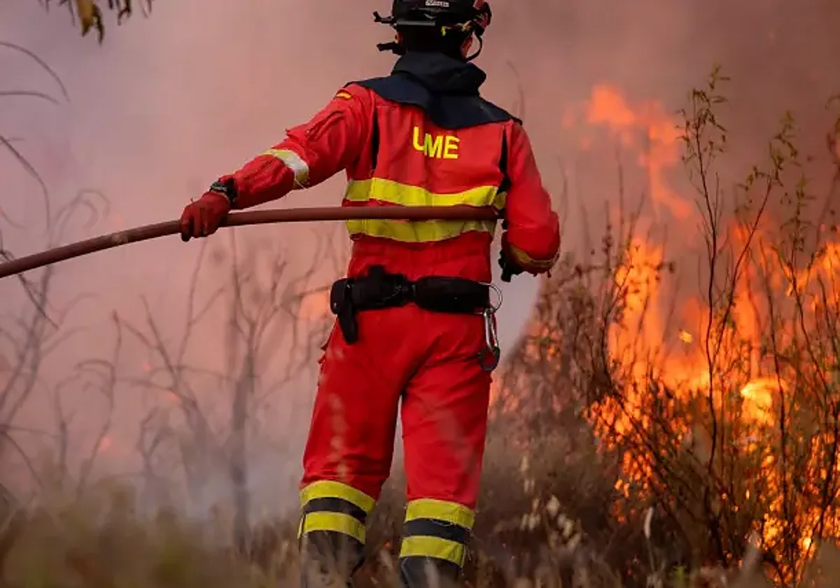 Muere un militar de la UME tras volcar su camión en el incendio de Las Peñas de Riglos (Huesca)