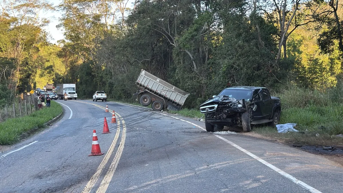 Acidente entre caminhão e caminhonete deixa um morto em Itapemirim