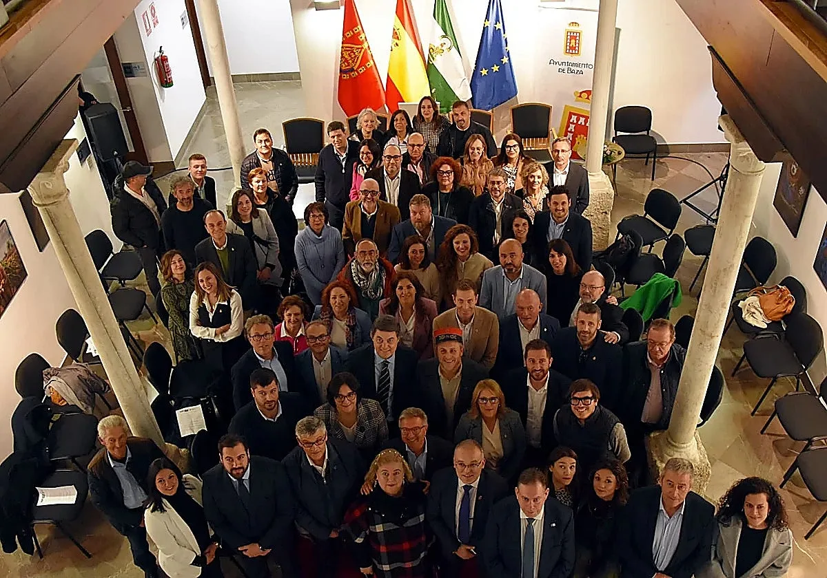 Colectivos empresariales y ferroviarios recogen firmas para recuperar la línea Guadix-Lorca