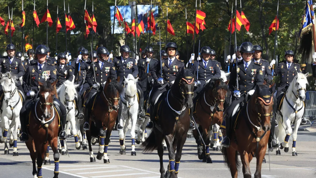 El significado de cada uniforme del desfile militar del 12 de octubre: del gorrillo de la Legión a la capa de los Regulares