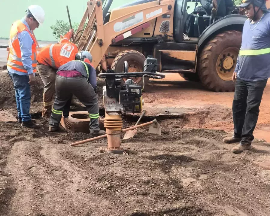 MSGás começa reparo em cratera onde carro foi engolido