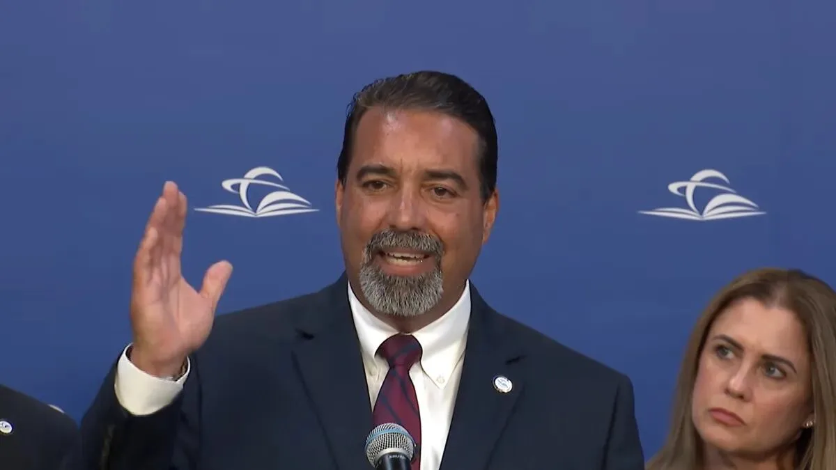 El nuevo superintendente de Miami-Dade suspende el cierre de más de 20 escuelas en su primer día de trabajo