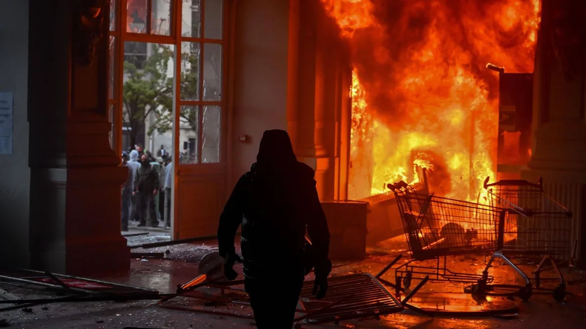 Proteste in Frankreich: Randalierer setzen historisches Rathaus in Brand – Gewalt eskaliert
