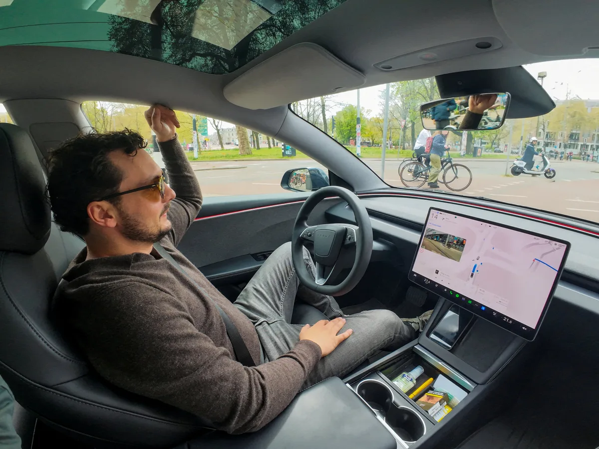 Un conductor se durmió con el piloto automático de Tesla activado y chocó a dos policías