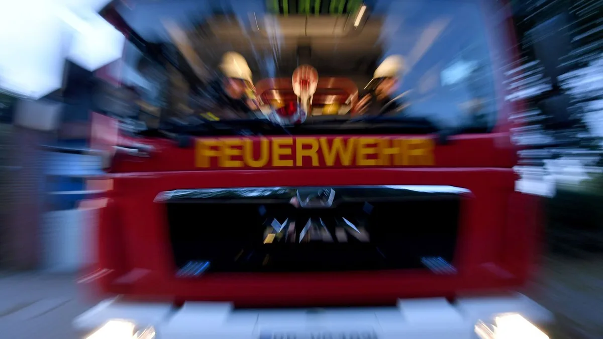Verkehr: Auto gerät auf A1 in Brand - langer Stau