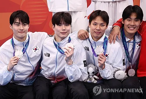 [아시안게임] 남자 계영 400ｍ, 일본 제치고 역전 은메달…한국 은3·동2(종합)