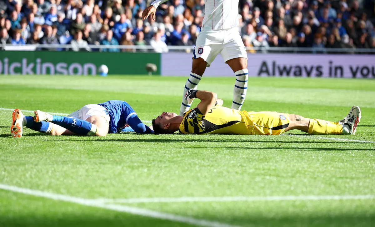 La impactante foto del golpe que sufrió Dibu Martínez en el partido del Chelsea ante de recibir oxígeno y ser retirado en camilla