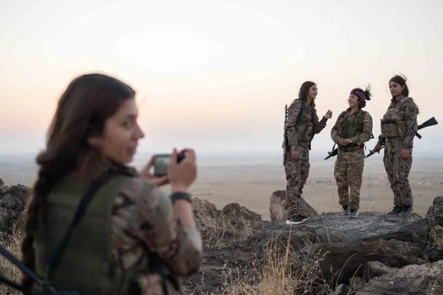 En Syrie, l’avenir incertain des combattantes kurdes : “La révolution, c’est leur vie”