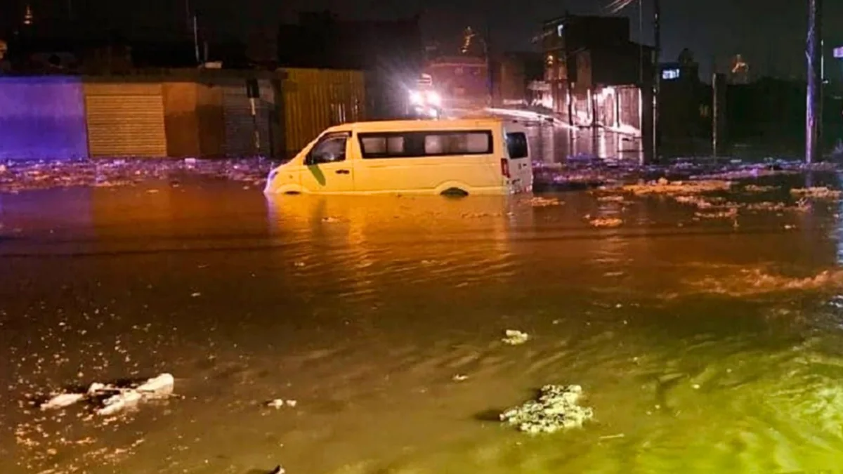 Intensas lluvias originaron la inundación de varias calles en Tacna y deslizamiento afecta la Costanera Sur