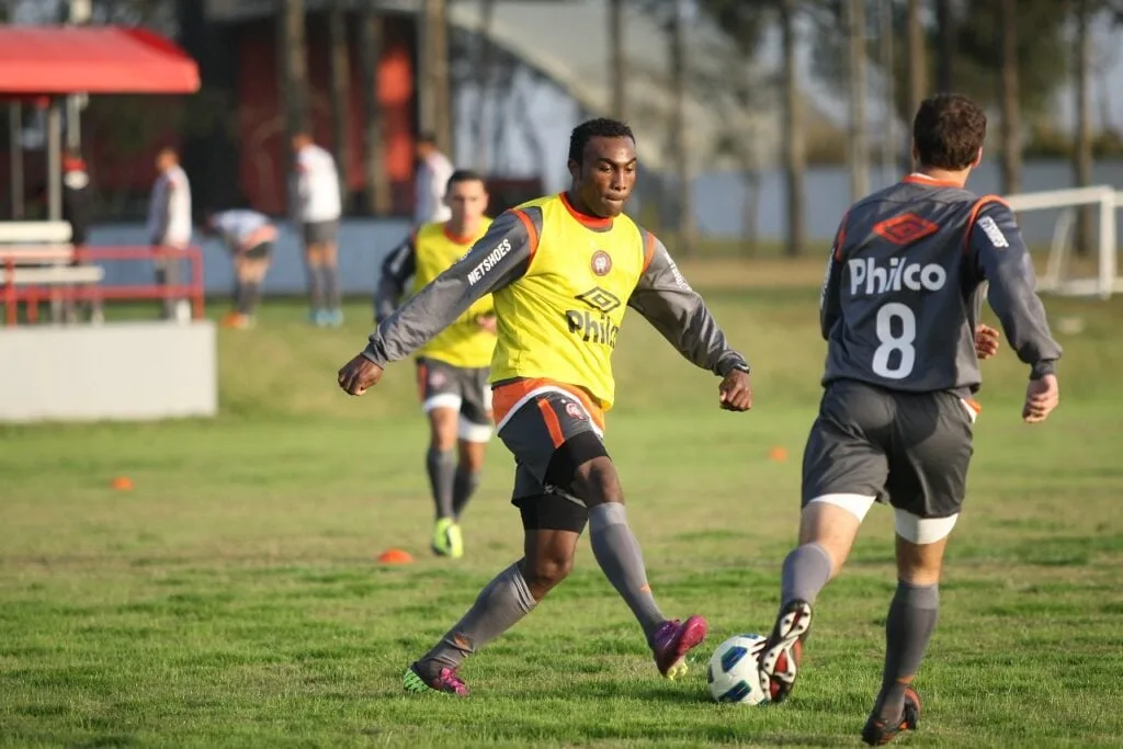 Viveros empata com Guerrón no ranking de artilheiros estrangeiros