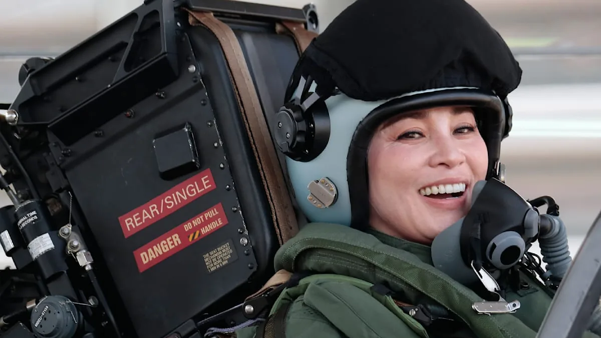 Königin Suthida absolviert ersten Alleinflug in Kampfjet