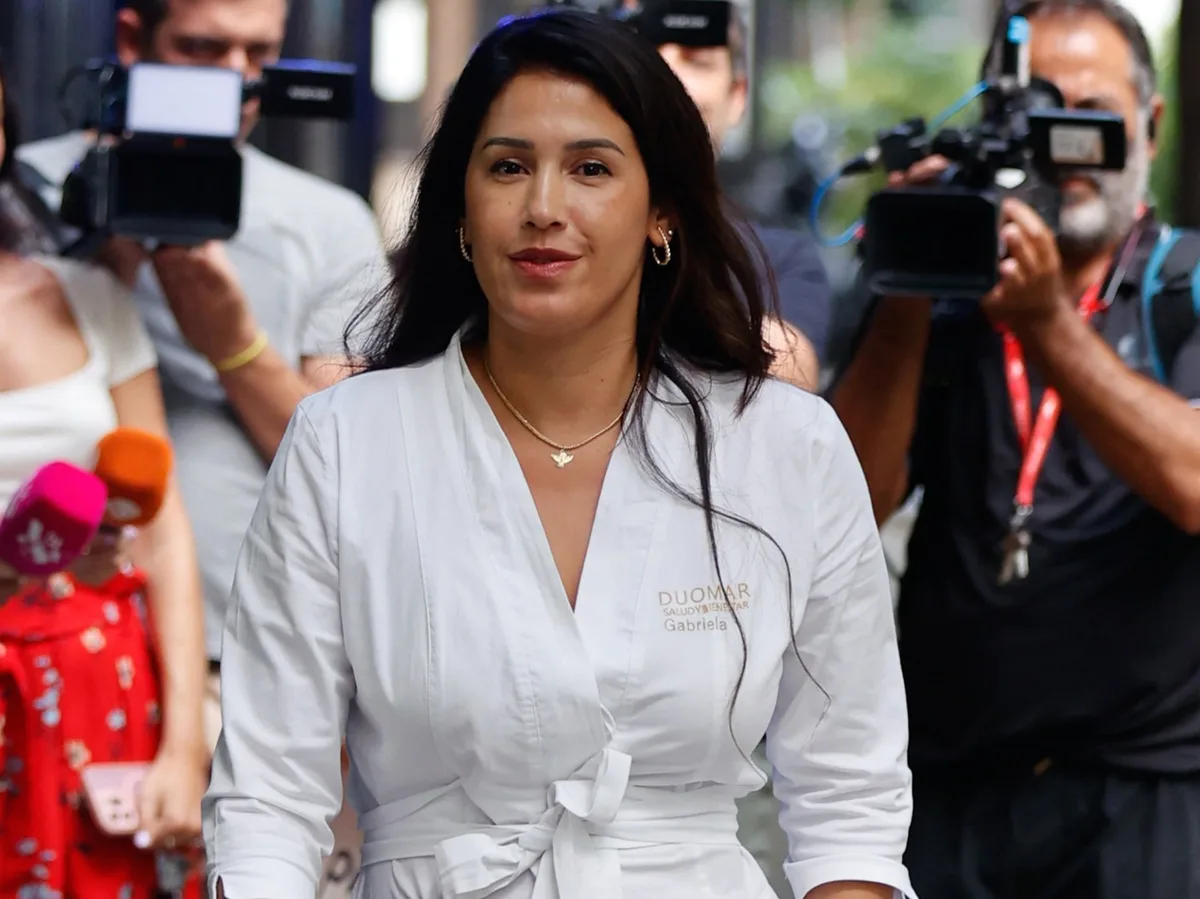 La policía y una ambulancia trasladan a Gabriela Guillén a urgencias después de recibir en su domicilio una carta certificada