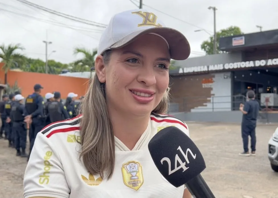Vendedora ambulante aposta em vendas de leques na Parada do Orgulho LGBT+