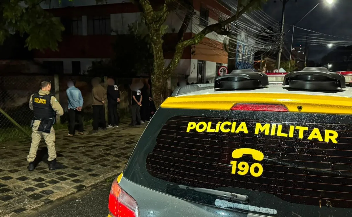 PM faz operação contra perturbação de sossego e apreende droga no Centro de Curitiba