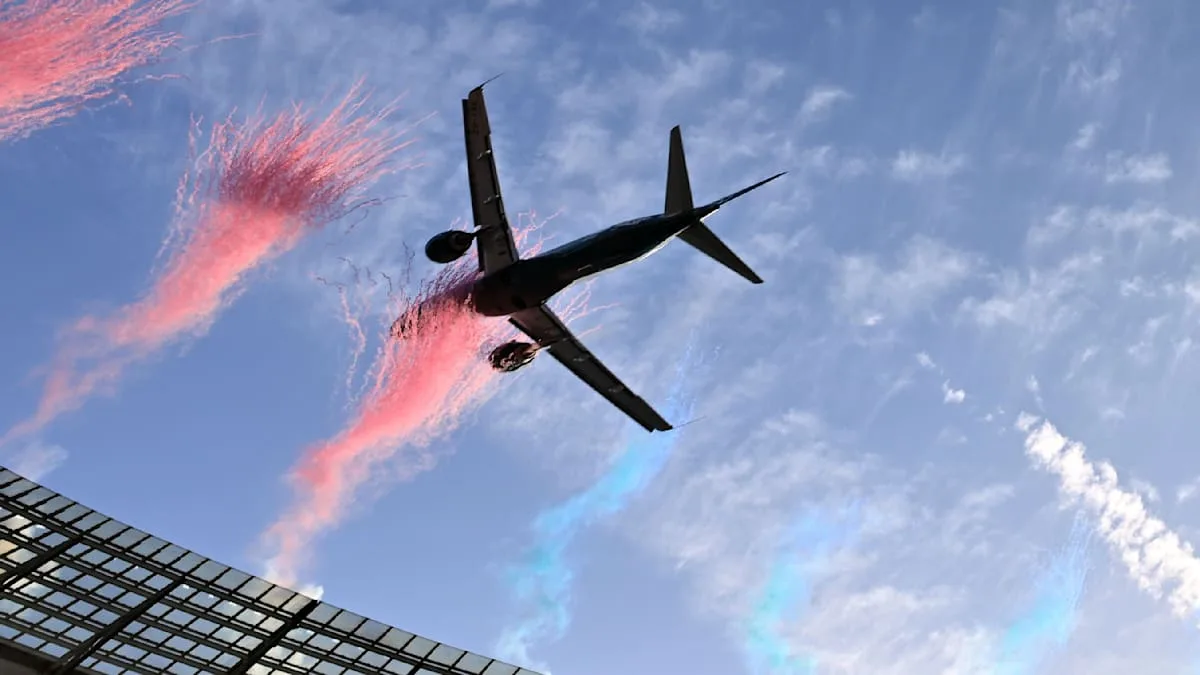15 Meter über der Dachkante – Flugzeuge sorgen für Schrecken im vollbesetzten Stadion