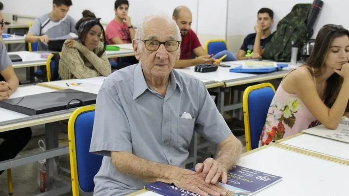 Aos 70 anos, Elpídio Neto voltou à universidade, caminhava até 1 hora e meia para estudar e chegou à etapa final do curso de Letras
