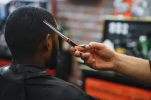 Trabalhador negro que foi obrigado a cortar o cabelo deve ser indenizado