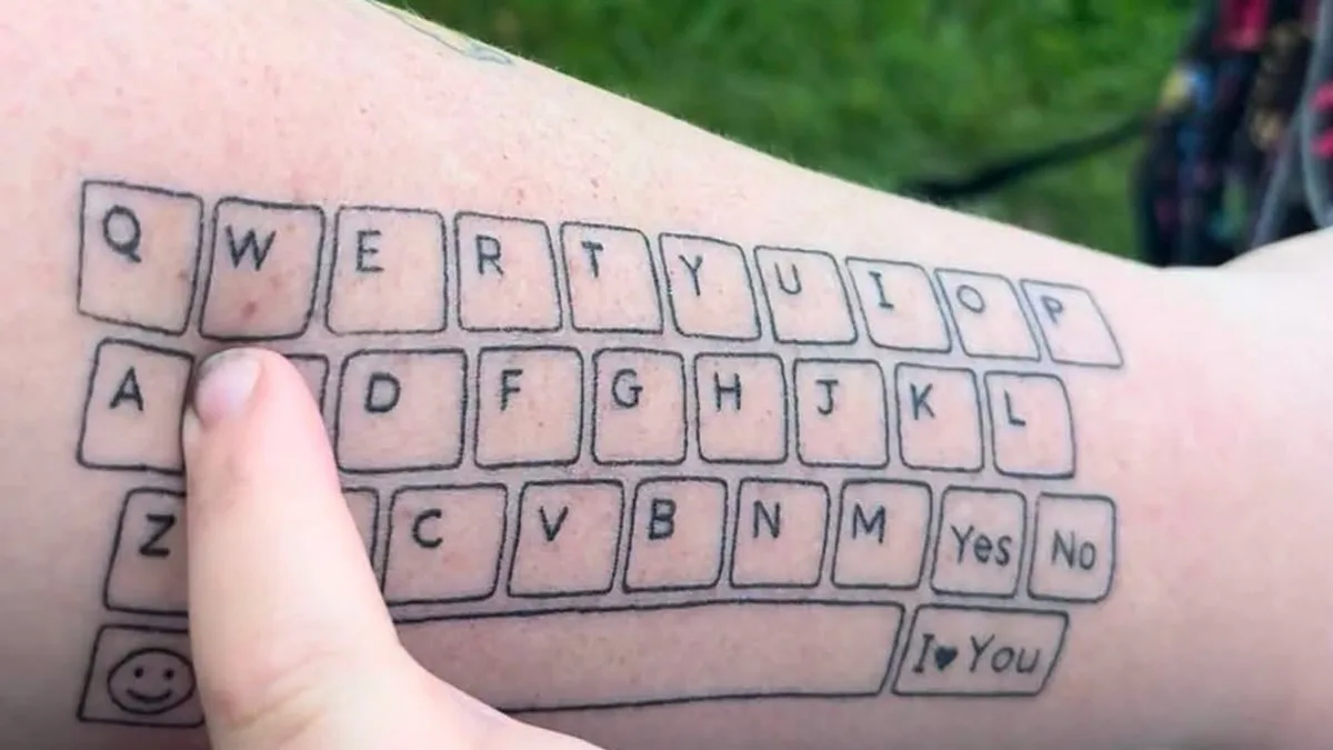 Mãe tatuou teclado no braço para filho autista conseguir "comunicar"