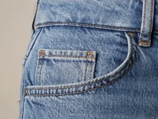À quoi sert vraiment la minuscule poche à l’avant de votre jean ?