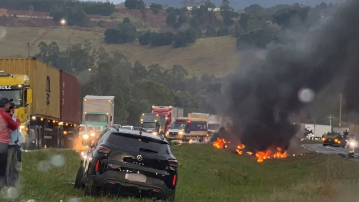 Três carretas colidem com carro; uma delas explode e mata passageiro na BR-381 em São Paulo