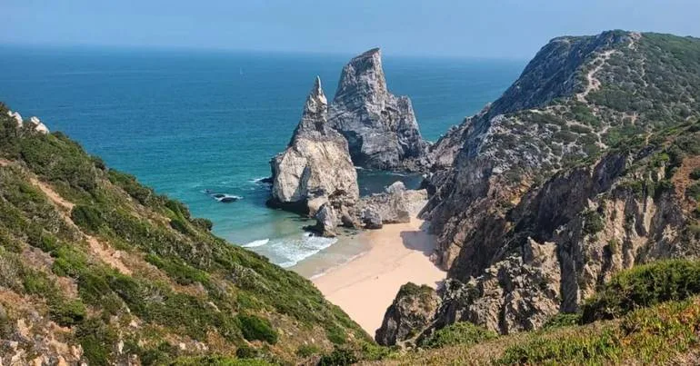 Buscas por jovem que desapareceu na Praia da Ursa