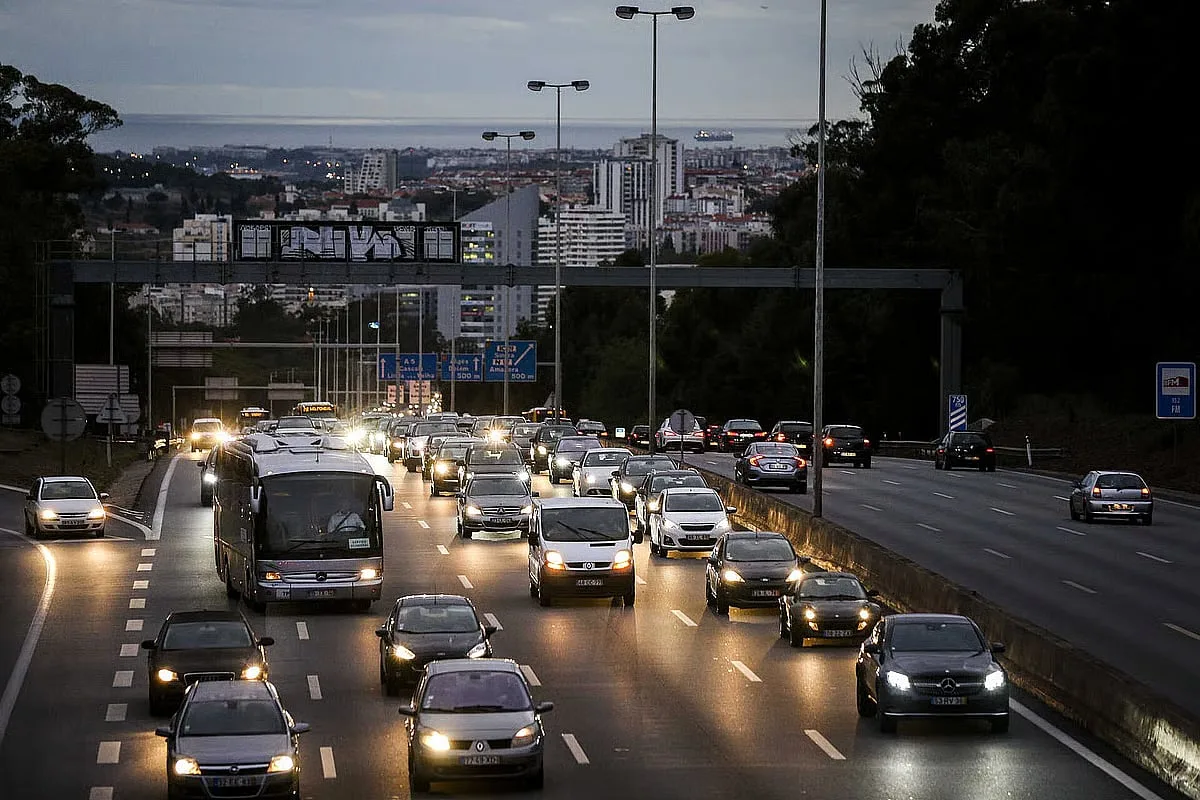 Automóveis percorrem 80,7 mil milhões de veículos-quilómetro em 2025