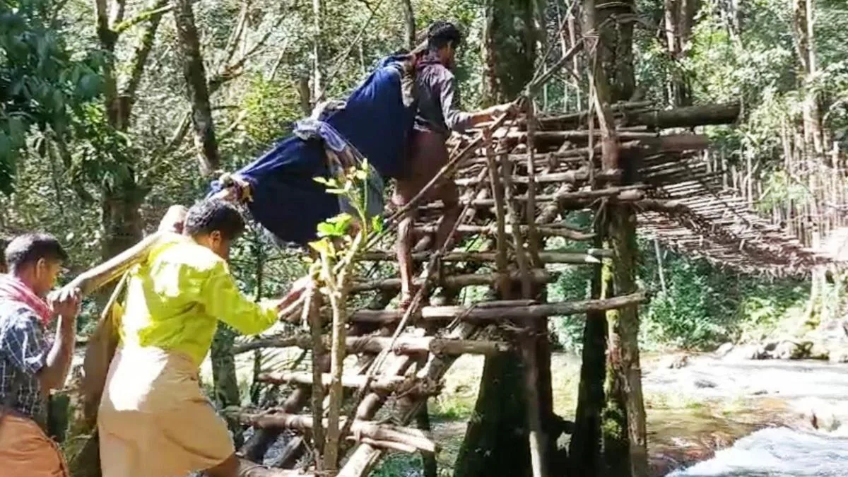 Patient carried on makeshift bamboo stretcher to hospital in Keralam’s Edamalakkudy; fourth incident in a month