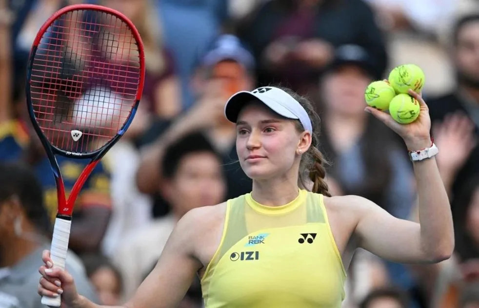 Rybakina impede sequência centenária de Sabalenka e se torna 30ª líder