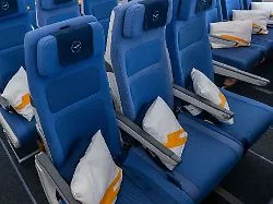 Liegen beim Fliegen: Darf ich mich beim Flug auf freien Plätzen hinlümmeln?