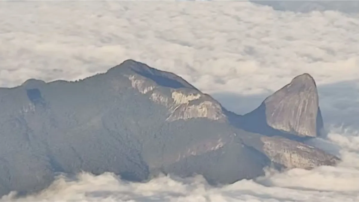 Pedra Azul ‘flutua’ sobre as nuvens em registro feito durante voo para Vitória
