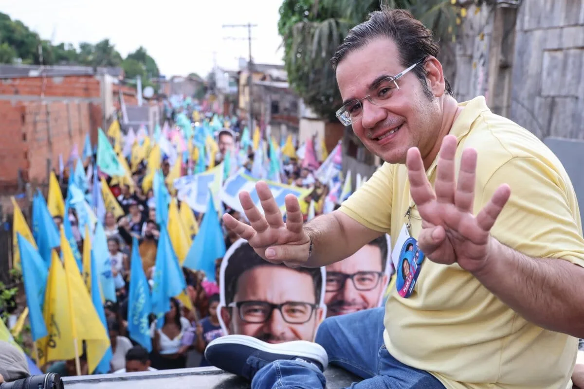 Fábio Rueda reúne multidão na 6 de Agosto e faz a maior caminhada destas eleições no Acre