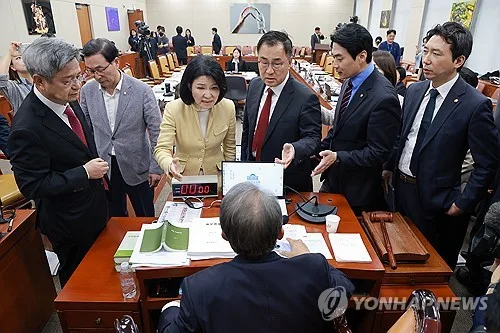 과방위 '이진숙 제척' 공방에 또 파행…'박장범 불출석'도 도마