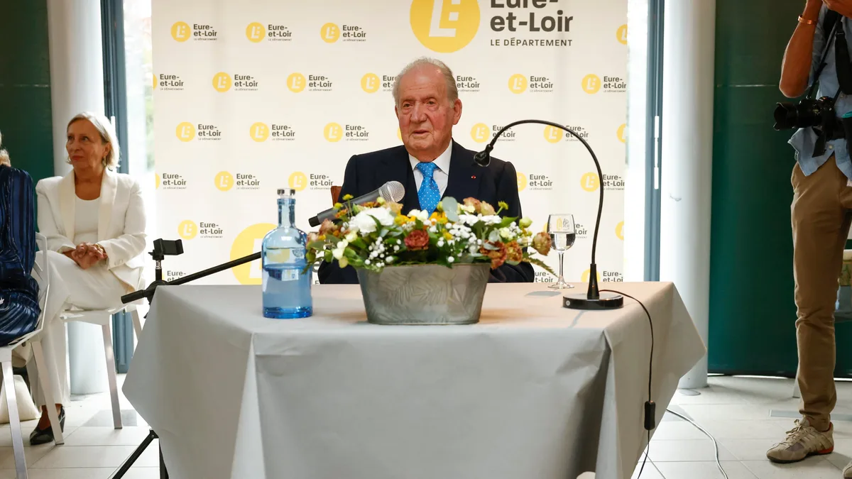 El rey Juan Carlos recoge en Francia el Premio Saint-Simon acompañado de sus nietas: “Dondequiera que viva, perteneceré siempre a España”