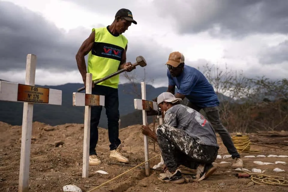 Sepultan en el cementerio La Esperanza cuerpos de 40 niños no reclamados en La Guaira