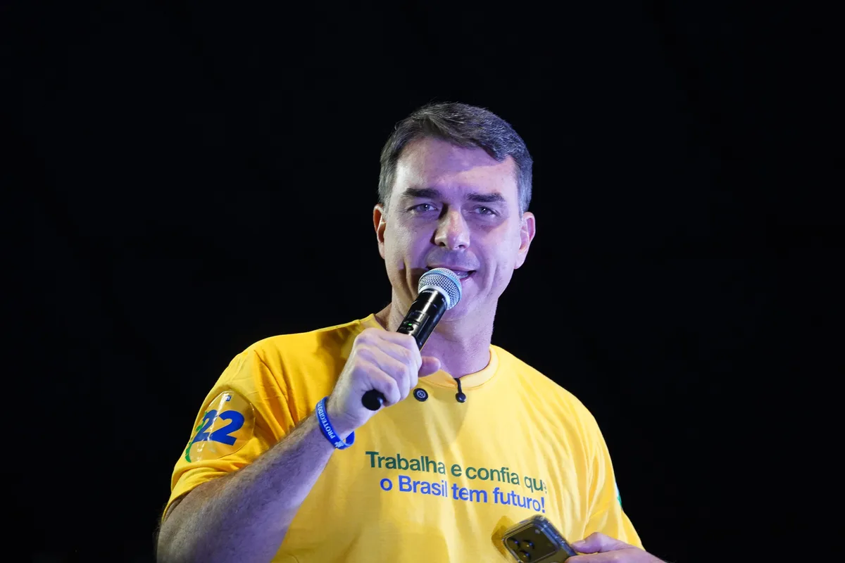 Assessora de Flávio Bolsonaro negociou liberação de emendas com miliciano condenado no caso Marielle