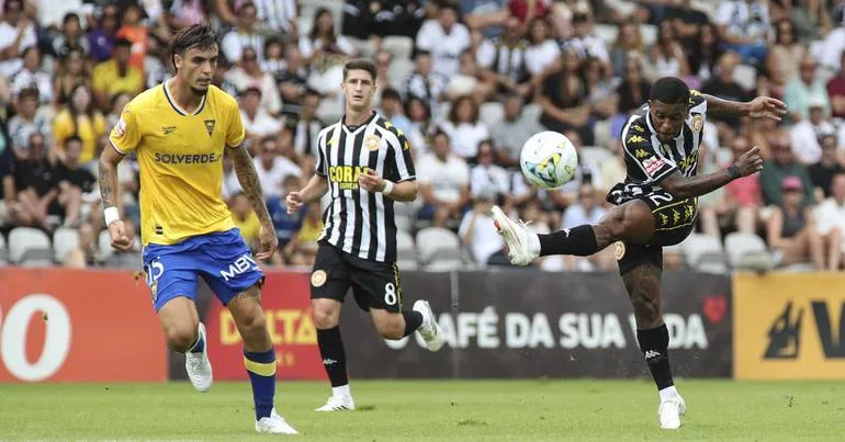 Nacional soma primeira vitória da época frente ao Estoril