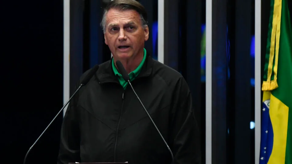 Defesa de Bolsonaro pede prazo a Moraes para transferir titularidade de armas
