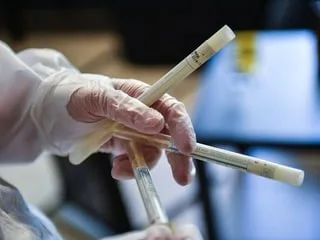 Libéré sept ans après avoir été condamné à tort, il accuse les médecins légistes d’avoir falsifié son ADN