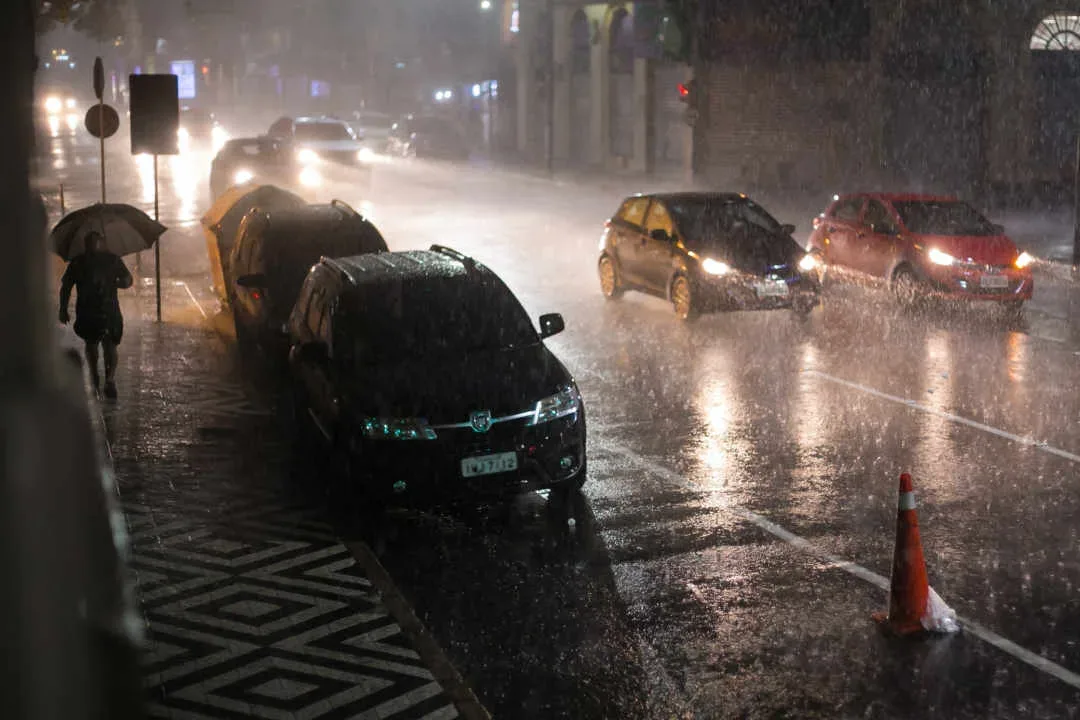 Chuva retorna ao RS em período prolongado com risco de temporais e cheias