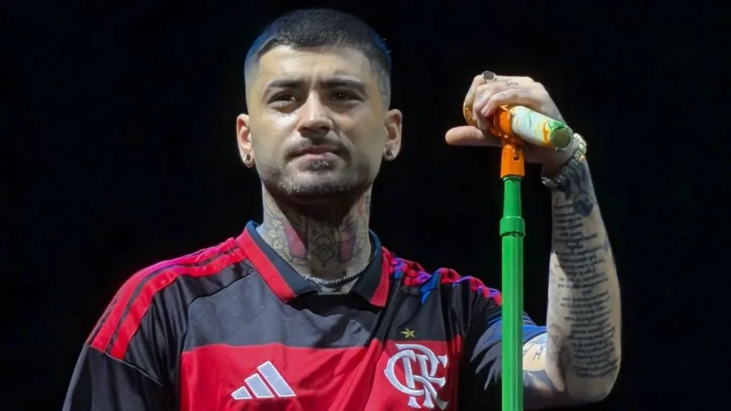 Zayn Malik troca camisa do Flamengo pela do Palmeiras em show no Brasil