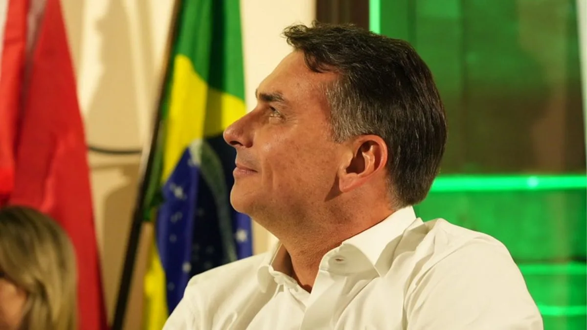 Flávio Bolsonaro muda estratégia de campanha e passa a focar em inflação e endividamento das famílias brasileiras