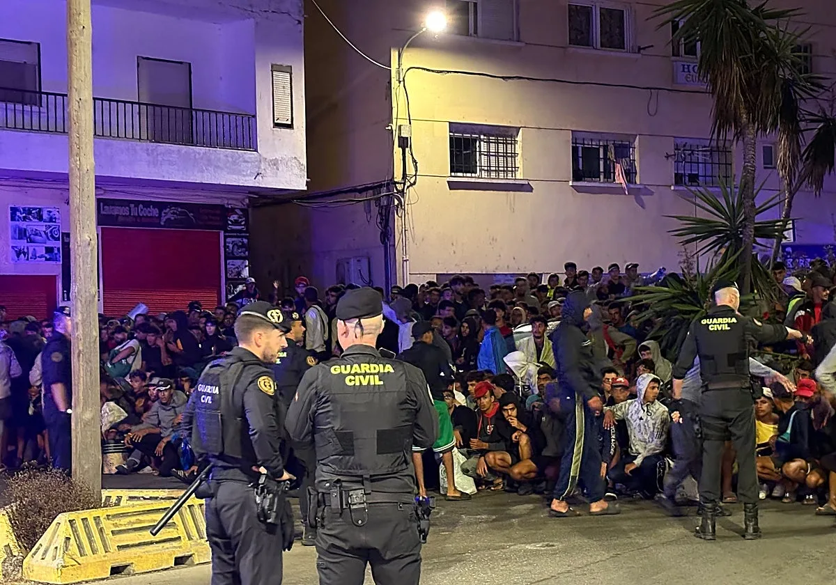 Seis guardias civiles para 1.700 inmigrantes: «Cada día diez marroquíes intentan colarse en barcos hacia la Península»