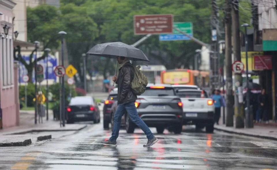 Chuva supera média de outubro em 16 cidades do Paraná em apenas 12 dias; temporais continuam