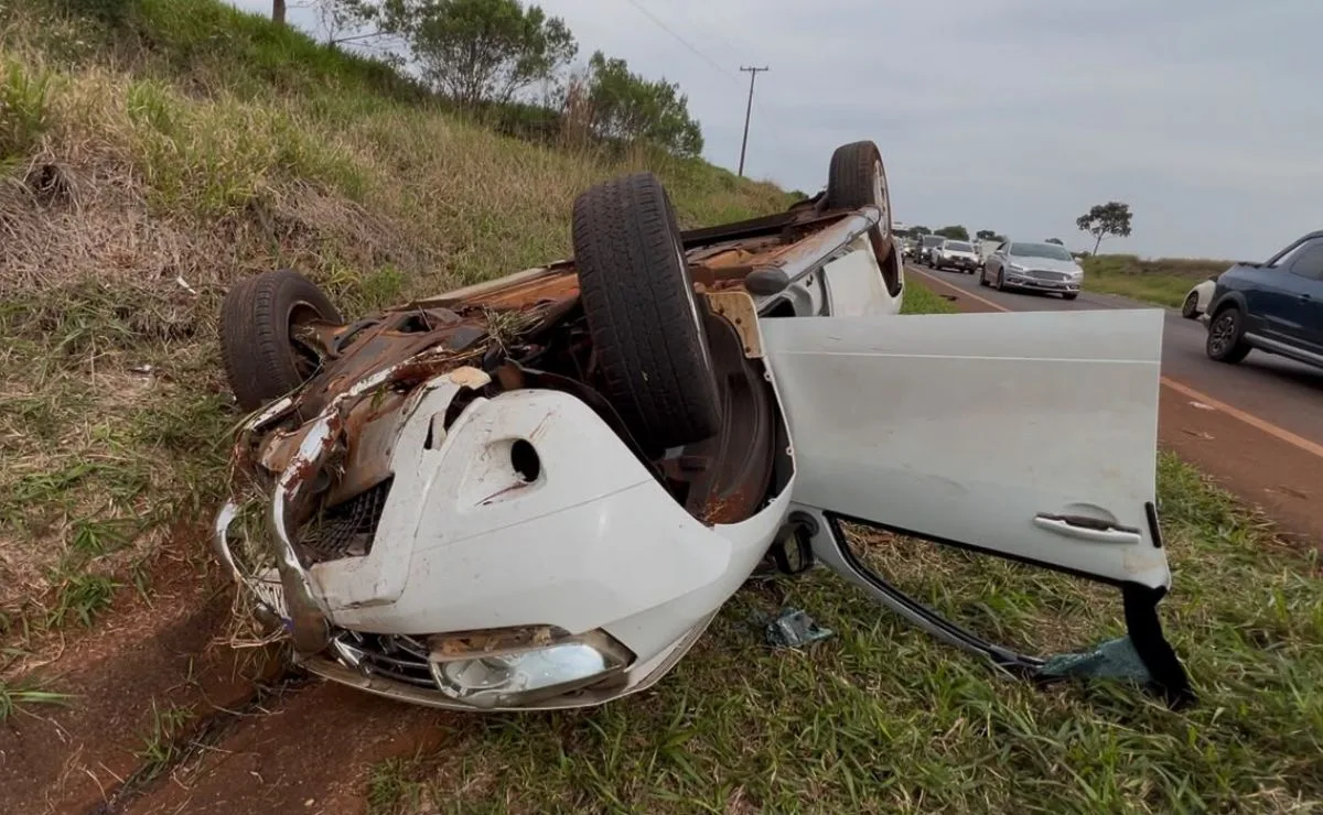 Fechada em ultrapassagem causa capotamento na PR-486 em Cascavel