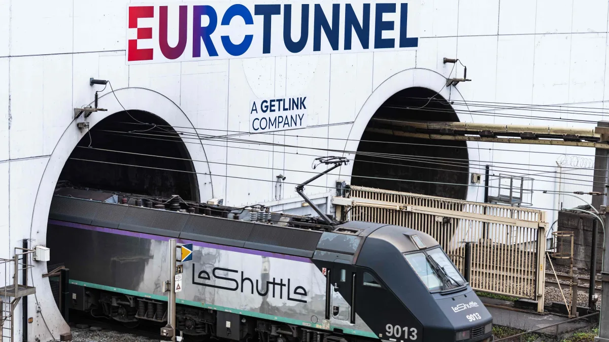 19 Verletzte: Bus prallt am Eurotunnel gegen einen Zug