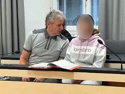 Zeuge verhindert Unglück knapp: Mutter stellt sich mit Kind auf Bahngleise - Urteil gefallen
