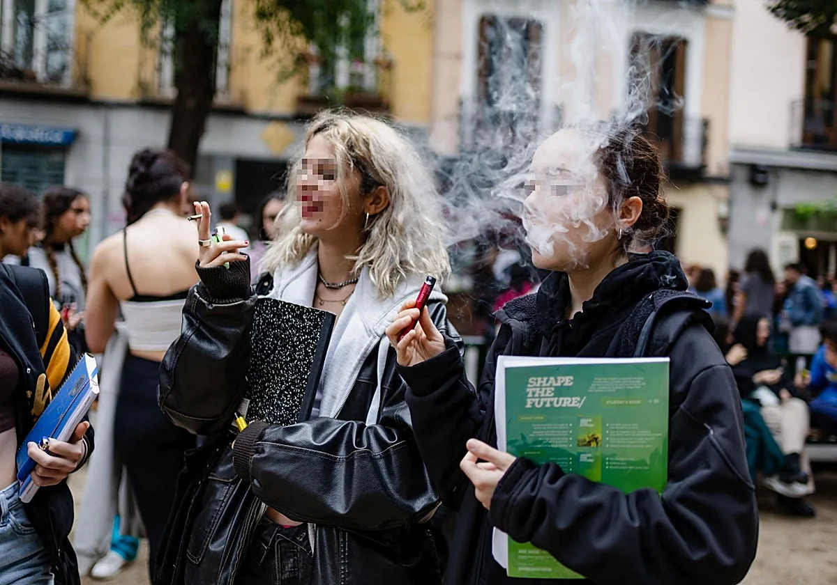 La mitad de los jóvenes sevillanos ha vapeado alguna vez y uno de cada cuatro es consumidor habitual