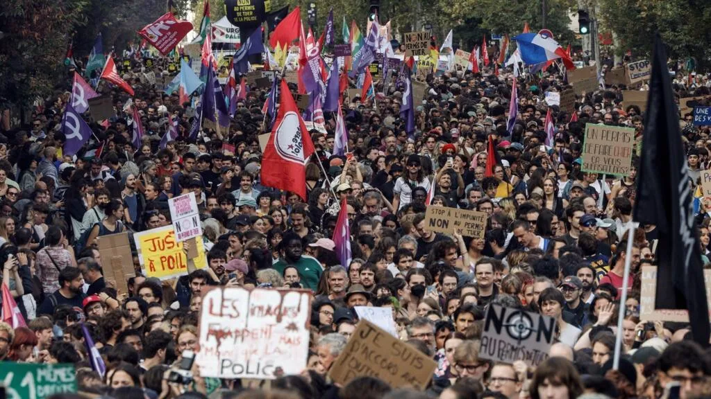Des milliers de manifestants à Paris contre la loi sur l'usage légitime des armes par la police