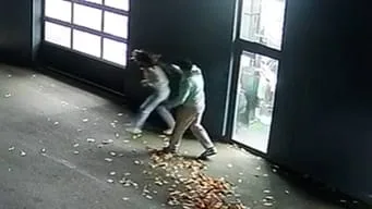 Verstörendes Gewalt-Video - Hier schubst und würgt JP Kraemer seine Frau