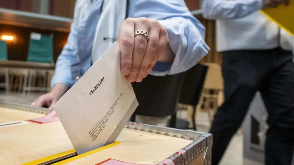 Législatives en Suède: conservateurs et sociaux-démocrates au coude-à-coude, incertitude totale sur l'issue du scrutin